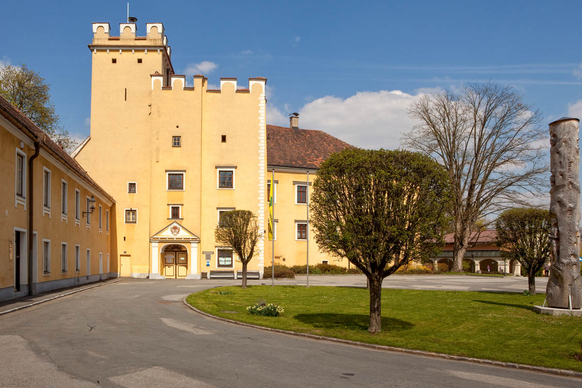 Schloss Groß Siegharts.jpg